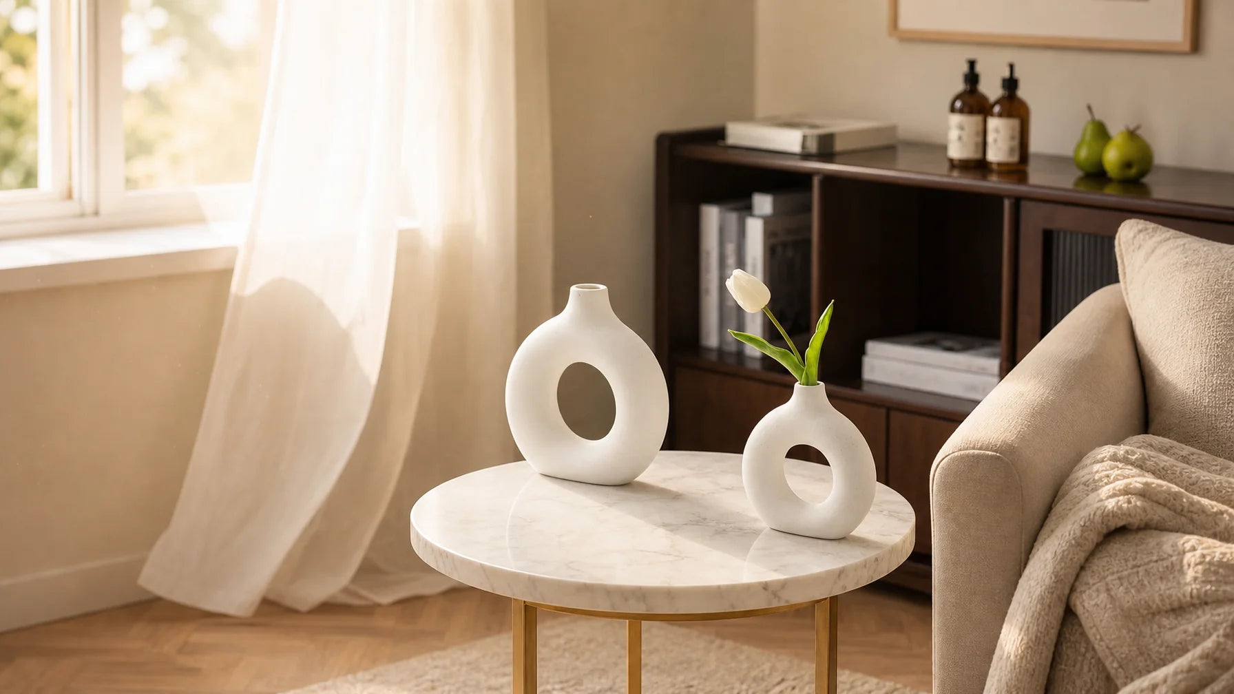 Wide 16:9 inhabited interior hero built around the Vase Sculptural Incassable Style Européen (from i